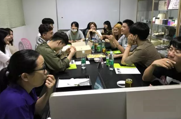 老師和同學(xué)在學(xué)習(xí)手板模型制作后，自己動(dòng)手組裝的產(chǎn)品